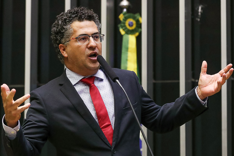 Artigo: Bolsonaro entrega Eletrobras de graça e povo paga na conta de luz