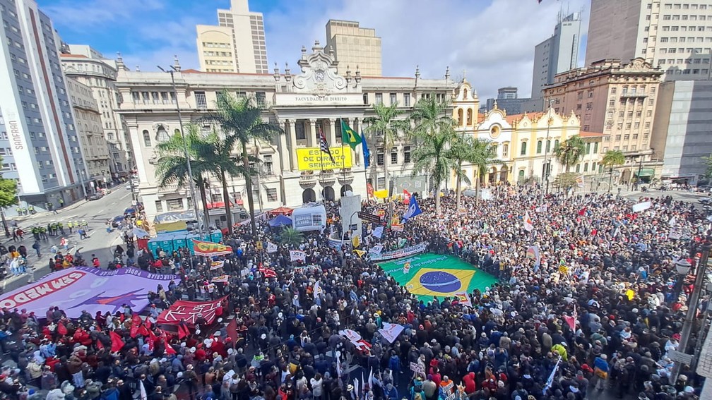 Atos pela democracia varrem país e isolam ainda mais golpismo de Bolsonaro
