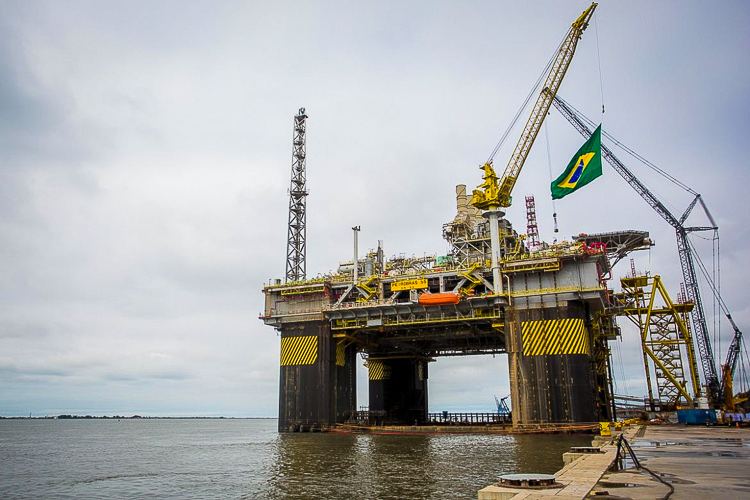 Petrobrás contrata plataformas no exterior e elimina 1,5 milhão de empregos