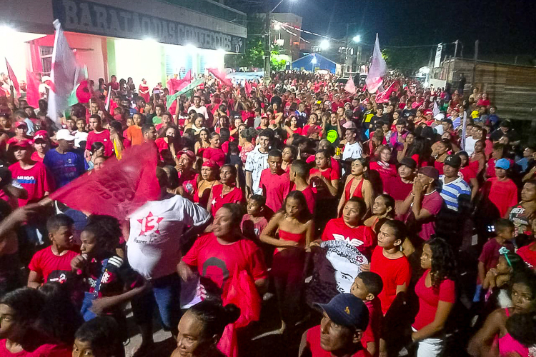 Multidões de vermelho ocupam as ruas do país em apoio à candidatura de Lula