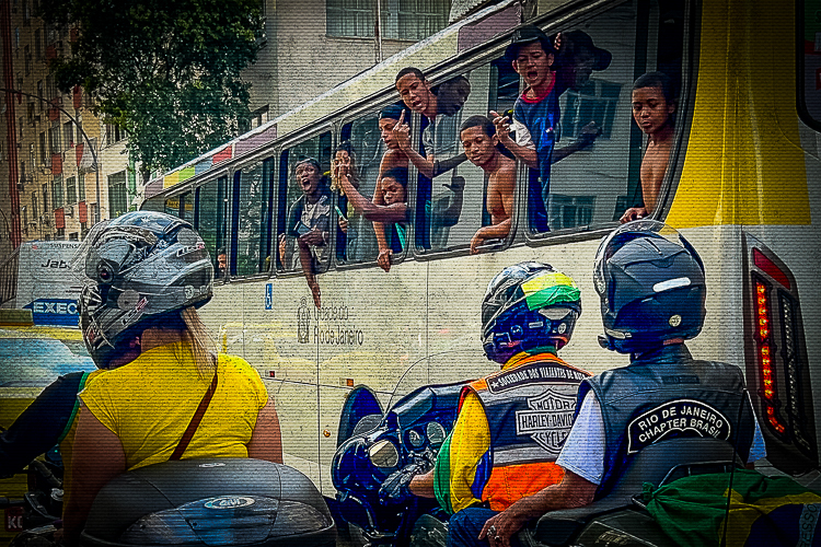 Jovens do Rio dão “aula de realidade” a bolsonaristas no 7 de Setembro