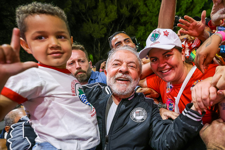 Depois do Rio, Salvador e Fortaleza, Lula faz caminhada e concede entrevista em SP