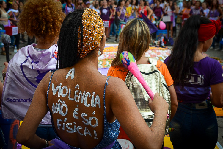 Governo misógino de Bolsonaro ataca mulheres em aplicativo