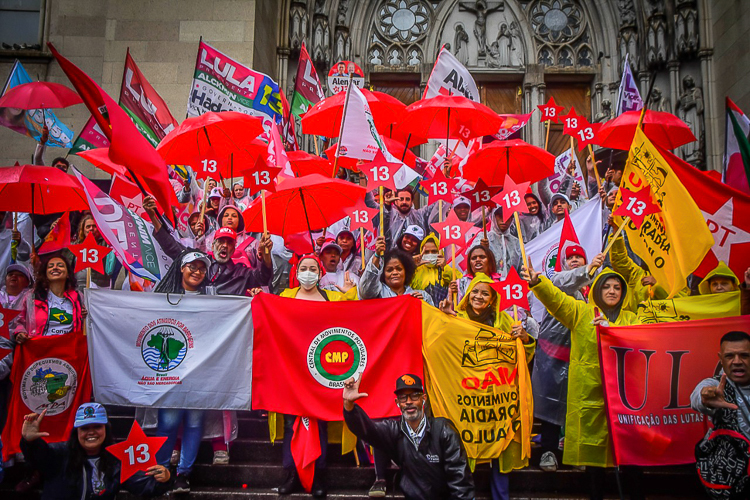 Movimentos populares ocupam ruas de São Paulo pela vitória de Lula no 1º turno