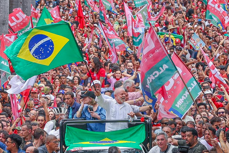 Lula: “Minas mostra que quer democracia, emprego e respeito às mulheres”