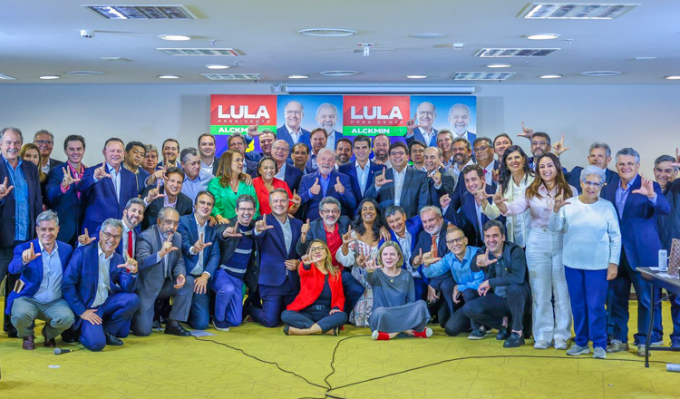 Lula recebe o apoio de dezenas de governadores e senadores de todo o país