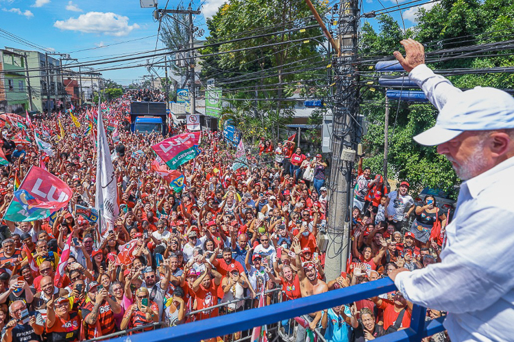 Famílias dormindo na rua não é de Deus”, afirma Benedita em reunião com  Lula