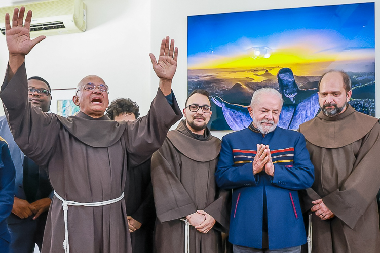 Lula e Alckmin recebem bênçãos de frades franciscanos