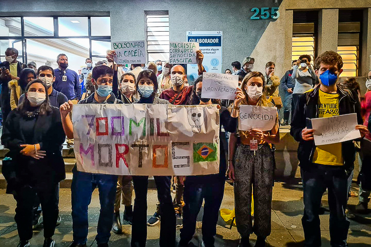 Por omissão na pandemia, Bolsonaro é rejeitado por profissionais de saúde