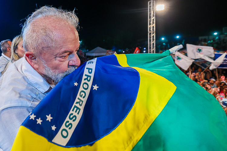 Chegou o dia! Pelos braços do povo, Lula é reconduzido à Presidência