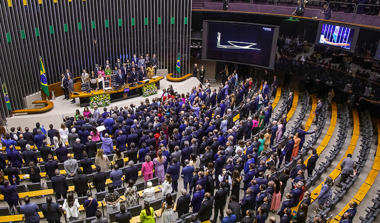 Bancada do PT na Câmara assume para ajudar o governo Lula a reconstruir o Brasil
