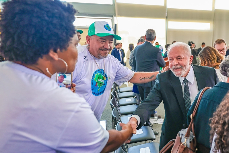 Lula recria programa de apoio a catadores de materiais recicláveis