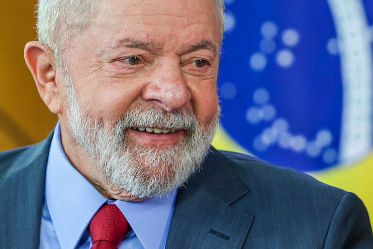 Lula garante salário mínimo de R$ 1.320 e isenção de IR a R$ 2.640