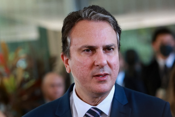 Interação e aprendizagem cresceram com restrição a celulares, diz ministro