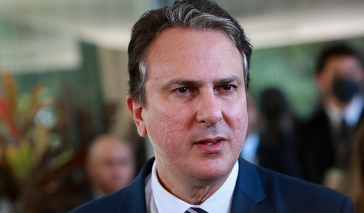 Interação e aprendizagem cresceram com restrição a celulares, diz ministro