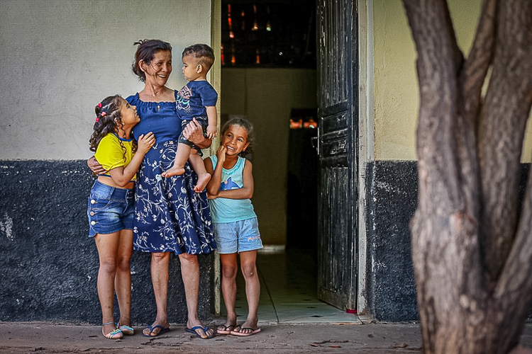Novo Bolsa Família, com R$ 150 extra para crianças, começa a ser pago