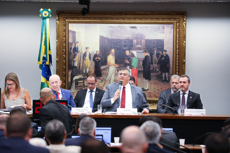 Em audiência na Câmara, Ministro da Justiça diz que “liberou geral” de armas acabou