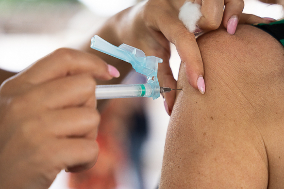 Aumento de fake news sobre vacinas tenta esconder crimes de Bolsonaro