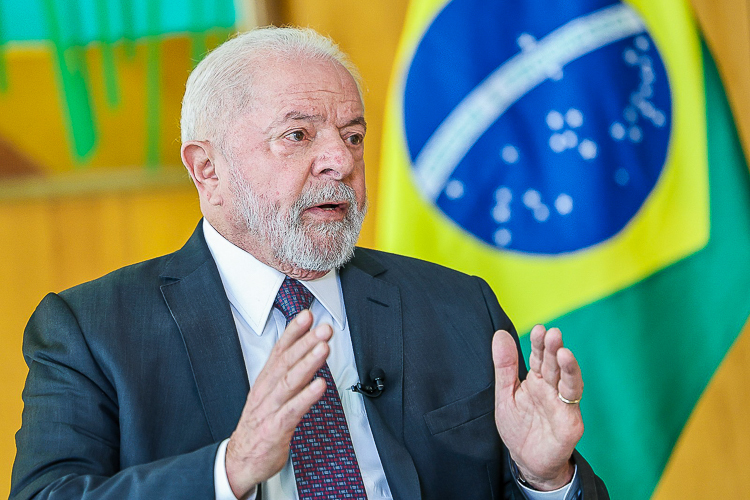 Para 80% dos brasileiros, Lula tem razão ao criticar taxa de juros