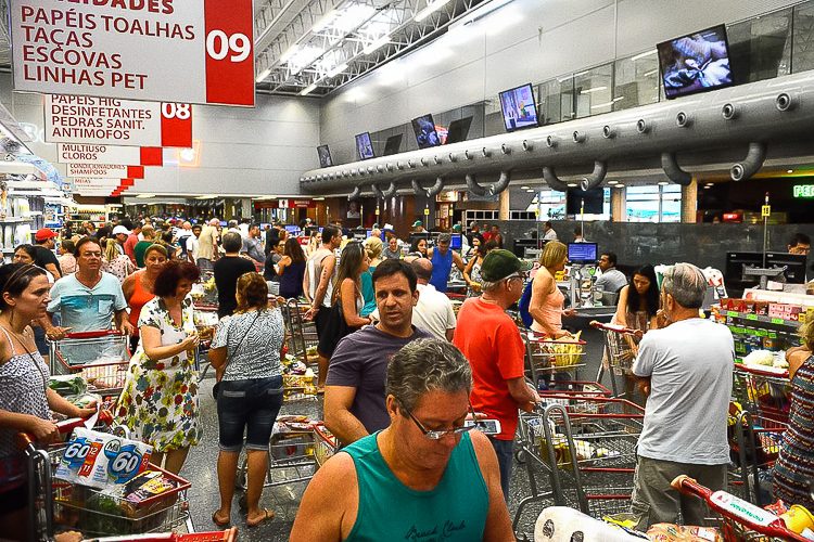 Consumo das famílias brasileiras aumenta 7% em março, com medidas do Governo Lula