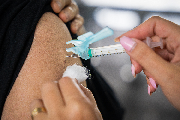 Governo amplia vacina bivalente contra Covid-19 para pessoas acima de 18 anos