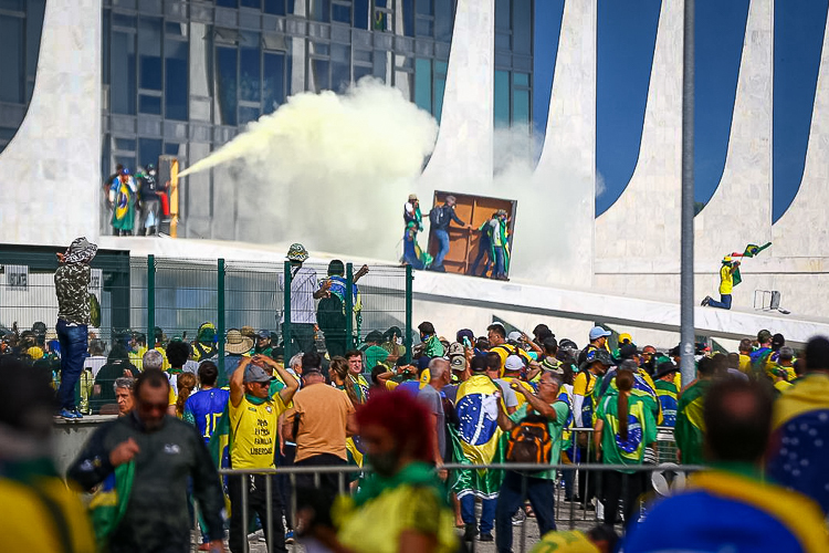 Áudios interceptados pela PF provam que Bolsonaro é o capitão do golpe