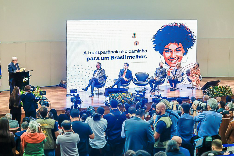 Lula assina três decretos com novas medidas para a Lei de Acesso à Informação no Brasil
