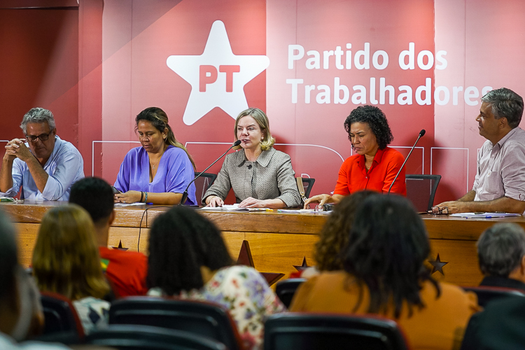 PT e movimentos sociais debatem a reconstrução do Brasil