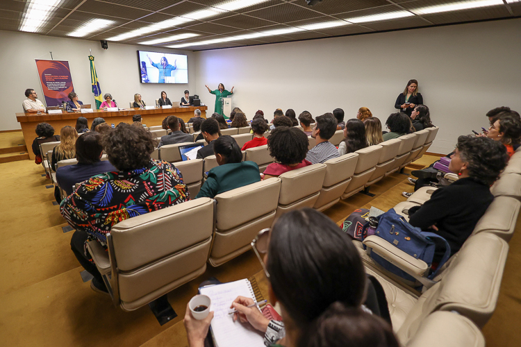 Câmara realiza seminário sobre participação das mulheres na política