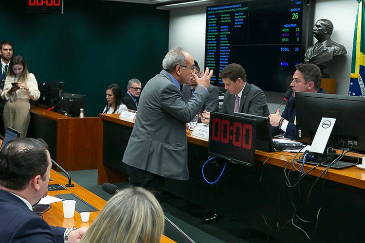Base do governo Lula derrota requerimento apresentado por Salles na CPI do MST