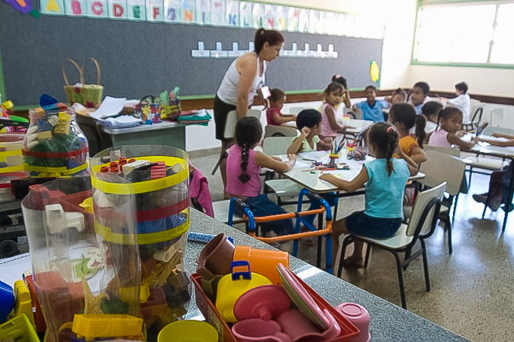 Em SP, Tarcísio de Freitas propõe cortar R$ 9,3 bilhões da educação