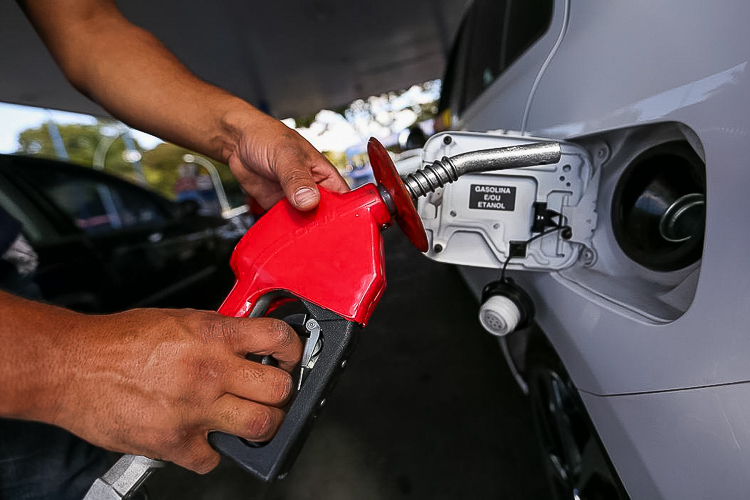Boas notícias: preço da gasolina e inadimplência caem, e Desenrola é sucesso