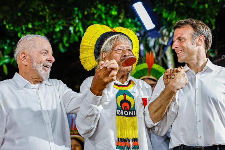 Com Lula, Macron condecora Raoni e anuncia investimento de R$ 5 bi para o meio ambiente