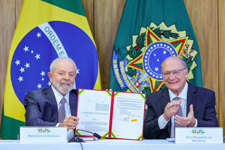 Mover: Lula e Alckmin promovem desenvolvimento tecnológico e descarbonização do setor automotivo