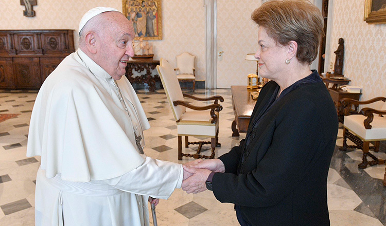 Dilma: “É sempre uma alegria estar com o Papa Francisco, amigo do Brasil”
