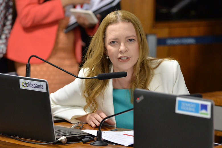 Procuradoria da Mulher sai em defesa da senadora Janaína Farias após ataque misógino