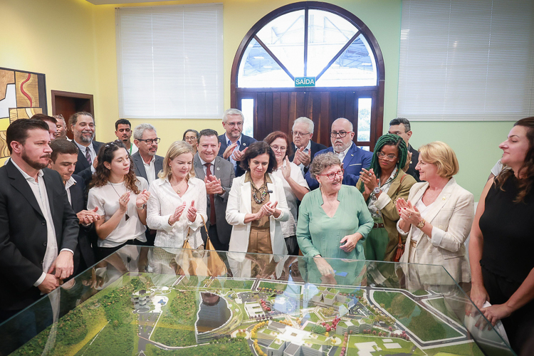 Gleisi e ministra Nísia Trindade visitam obras de hospital infantil