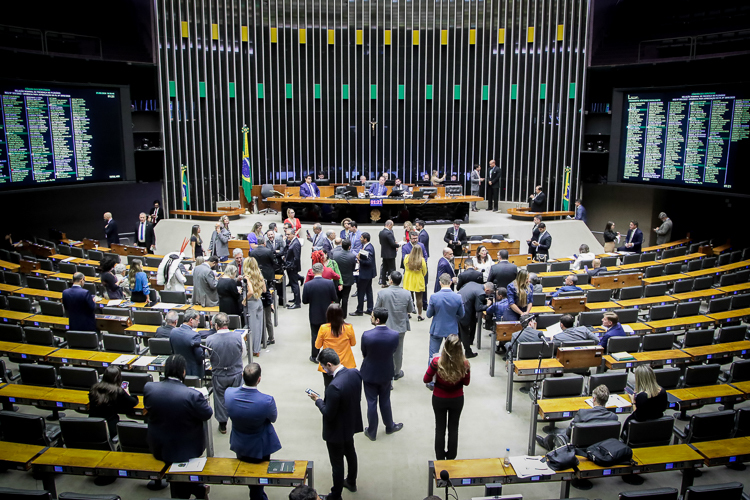 Com voto contrário do PT, Câmara aprova projeto que criminaliza luta pela reforma agrária