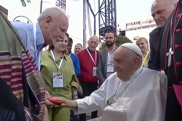 Papa Franciso abençoa MST e reza pelo Rio Grande do Sul