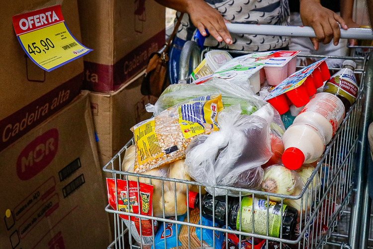 Com renda maior e inflação menor, famílias passam a comer mais carne, iogurtes e chocolates