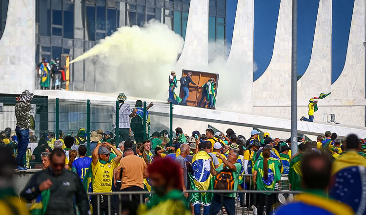 Gleisi e Odair pedem arquivamento do PL da anistia aos golpistas