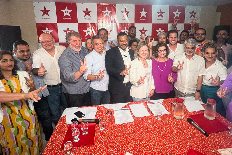 Em PE, Gleisi apresenta pré-candidatos às eleições no Recife e em Olinda