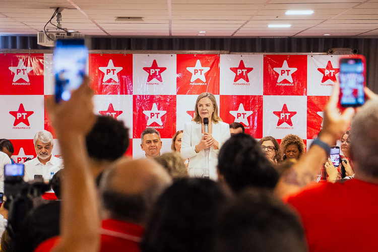 Em Pernambuco, Gleisi participa de plenária e mobiliza militância petista