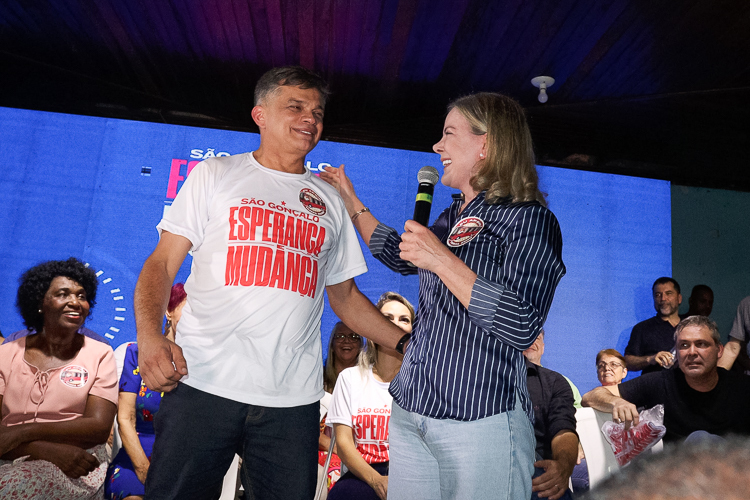 Gleisi festeja força da pré-candidatura de Dimas Gadelha em São Gonçalo (RJ)