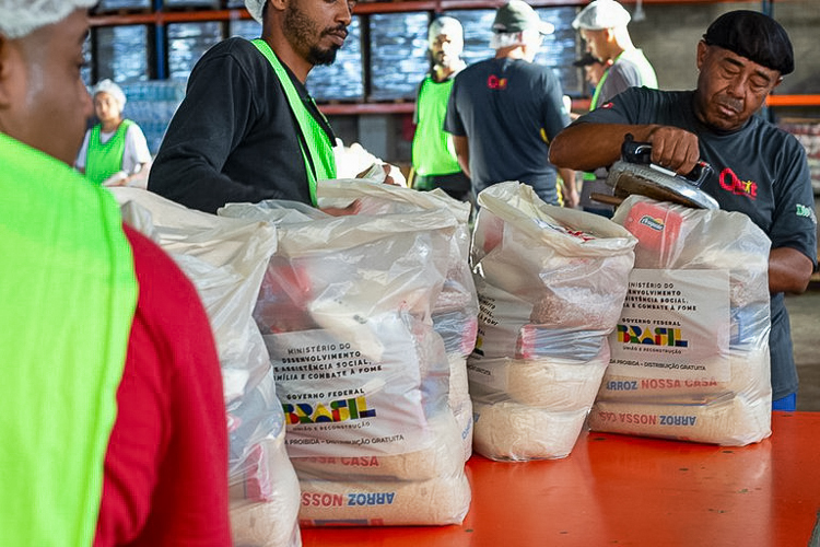 RS: governo Lula já distribuiu quase 2 mil toneladas de alimentos às famílias atingidas