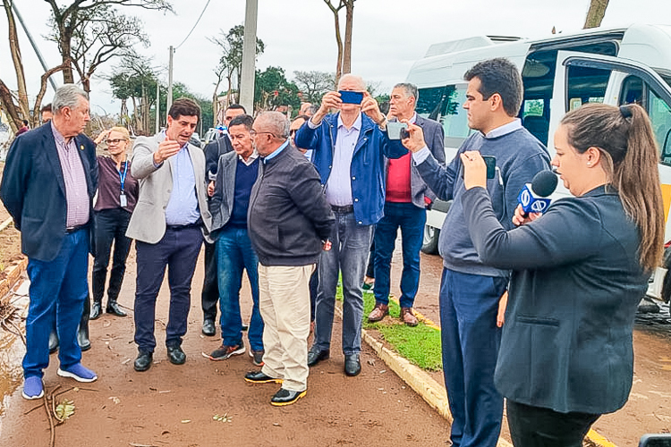 Imprensa destaca visita de comitiva liderada por Paim a áreas devastadas no RS