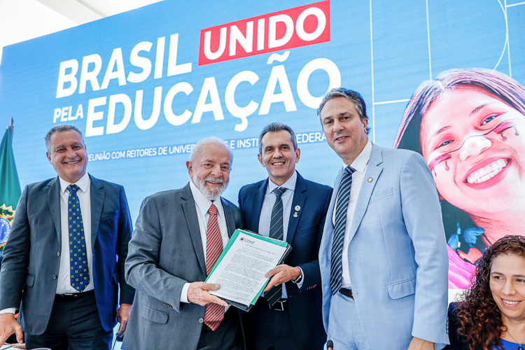 Senadores destacam compromisso do governo Lula com educação