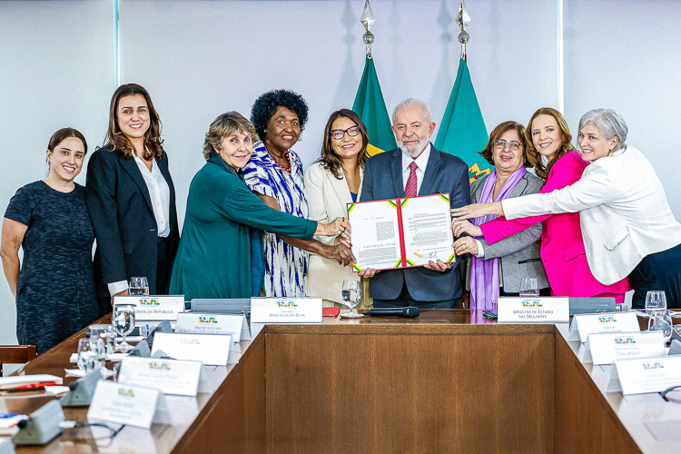 Lula sanciona lei que integra estados, municípios e DF na proteção da mulher vítima de violência