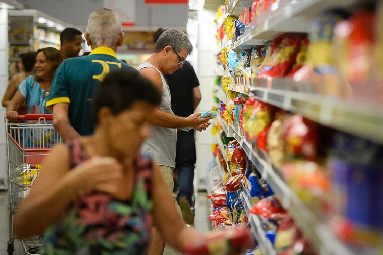 Famílias de baixa renda puxam aumento do índice de confiança do consumidor