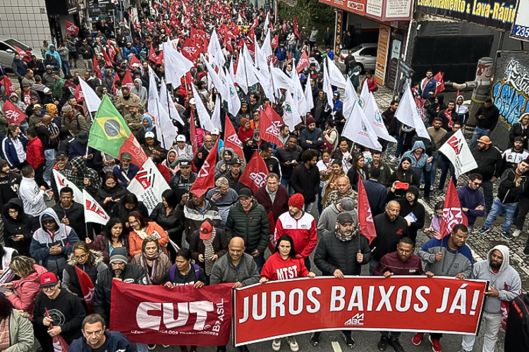 Trabalhadores protestam contra os juros altos nesta terça (30); saiba em quais cidades